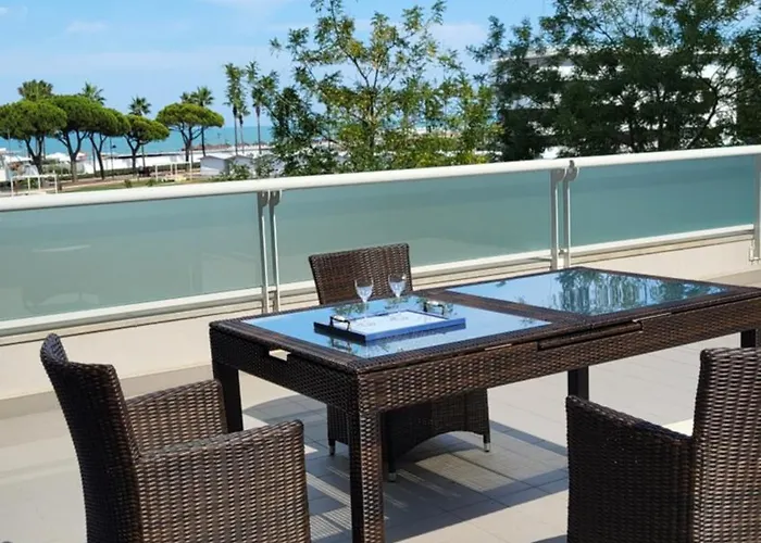 White-blue Vibes, Seafront 2-bedroom Монтесильвано